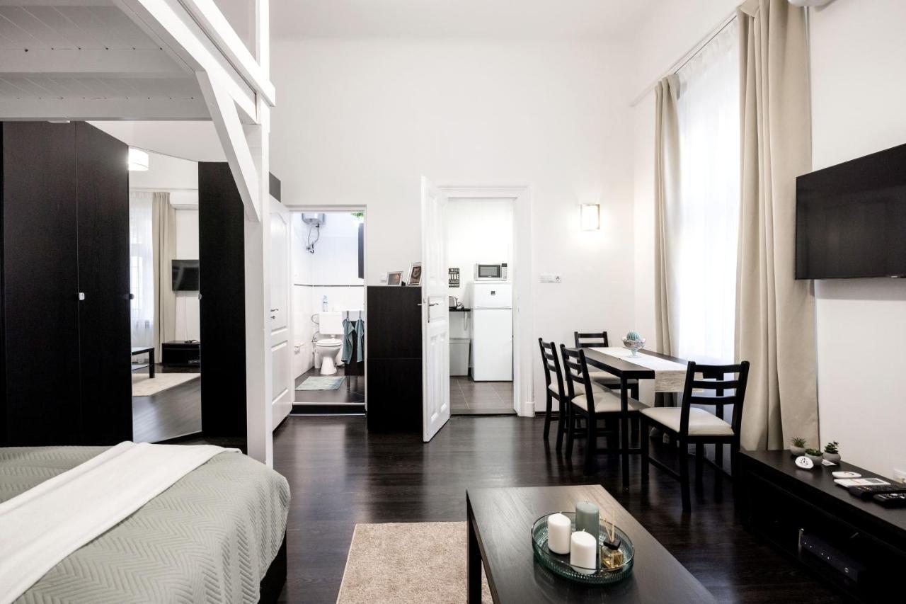 شقة Charming Downtown Hideaway Steps From New York Cafe! بودابست المظهر الخارجي الصورة