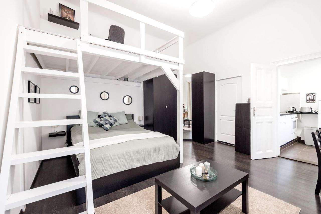 شقة Charming Downtown Hideaway Steps From New York Cafe! بودابست المظهر الخارجي الصورة