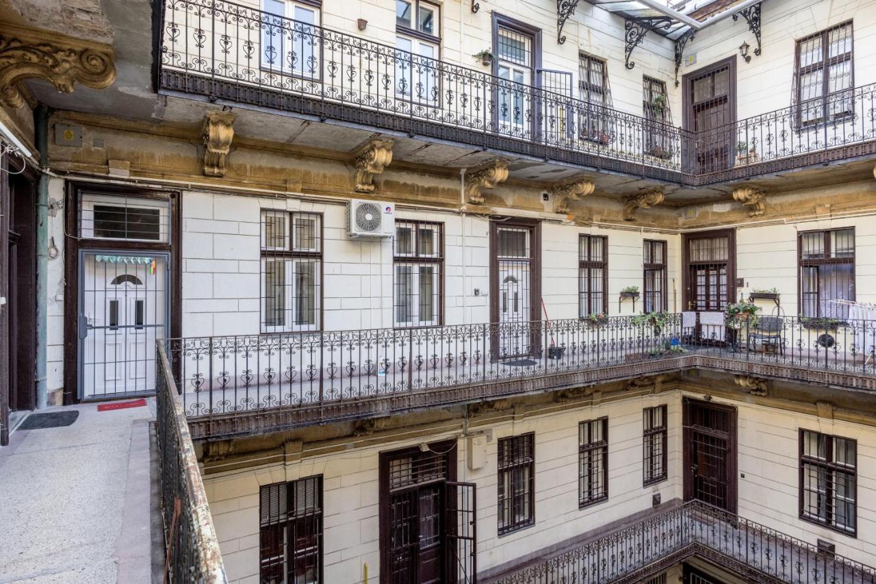 شقة Charming Downtown Hideaway Steps From New York Cafe! بودابست المظهر الخارجي الصورة