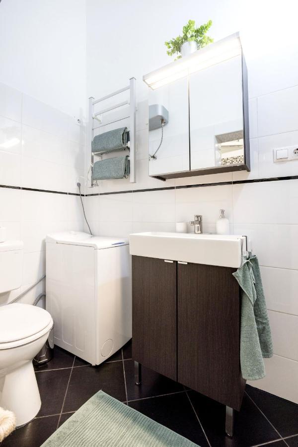 شقة Charming Downtown Hideaway Steps From New York Cafe! بودابست المظهر الخارجي الصورة